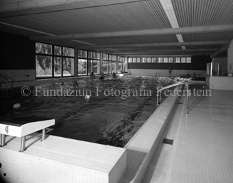 Personen beim Schwimmen in Hallenbad