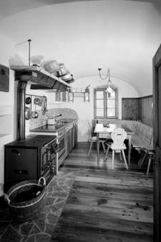 Innenaufnahme, Küche mit Esstisch und Eckbank