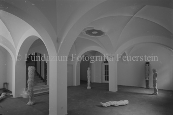 Kulturzentrum «Fundaziun Nairs», Humanoide Skulpturen in weisser Gewölbehalle