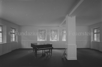 Kulturzentrum «Fundaziun Nairs», Klavierflügel und Saxophon in leerem, weissem Raum