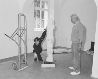 Kulturzentrum «Fundaziun Nairs», zwei Männer mit Skulpturen in Halle