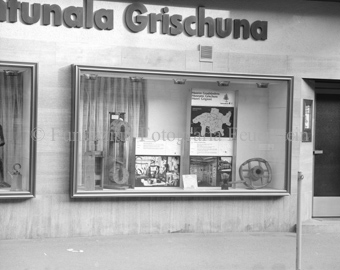 Schaufenster der GKB «Banca Chantunala Grischuna», mit historischen Objekten