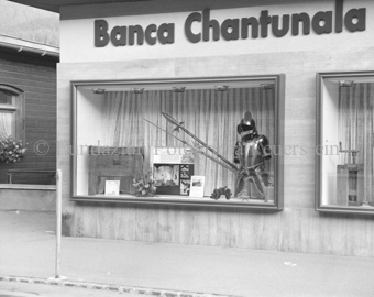 Schaufenster der GKB «Banca Chantunala Grischuna», mit historischen Objekten, Rüstung und Hellebarden