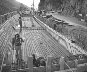 Baustelle, Strassenbau der Hauptstrasse, Bauarbeiter legen Stahlstreben für Beton