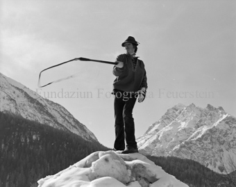 Chalandamarz, Knabe mit Peitsche auf Hügel