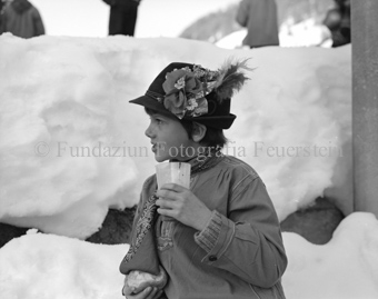 Chalandamarz, Knabe mit Getränk