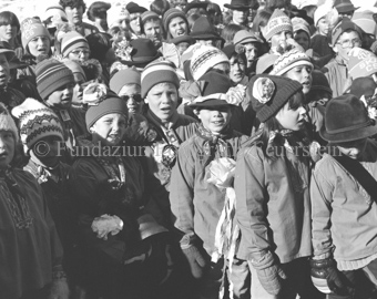 Chalandamarz, Kinderchor mit Schellen