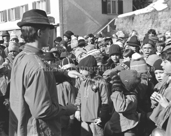 Chalandamarz, Kinderchor mit Schellen