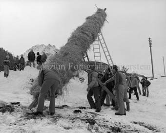 L'Hom Strom, Erwachsene und Kinder stellen Strohmann auf