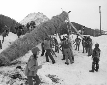 L'Hom Strom, Erwachsene und Kinder stellen Strohmann auf