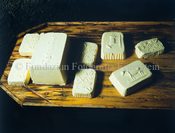 Brett mit geformten und dekorierten Butterblöcken