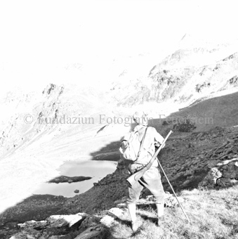 Jäger mit Gewehr, Berglandschaft im Hintergrund