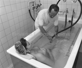 Mann badet nackte Frau in Kurhaus
