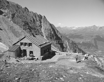 Personen vor der Hütte auf den Felsen, Berglandschaft