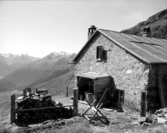 Holz vor Berghütte in Berglandschaft