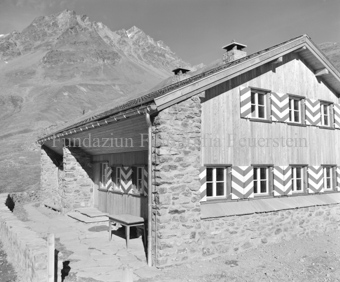 Tisch und Bänke bei Berghütte im Sommer