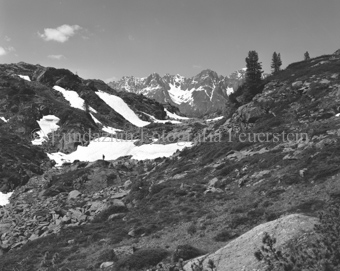 Mann in Berglandschaft, teil schneebedeckt