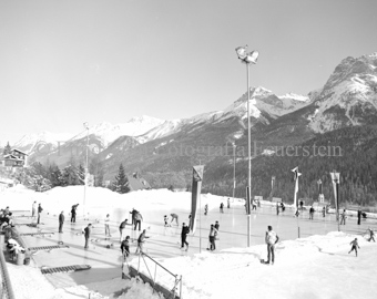 Personen beim Curlingspiel bei Sportanlage Trü, Berglandschaft im Hintergrund