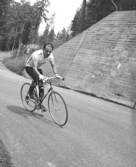 Mann auf Fahrrad auf Strasse gegen S-charl