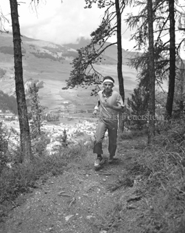 Läufer auf dem Waldweg in Sportkleidung