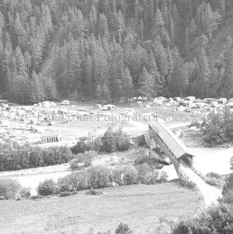Campingplatz neben Brücke am Inn