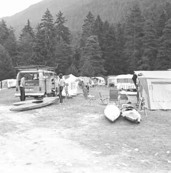 Zwei Personen mit Kanus bei Bus auf dem Campingplatz
