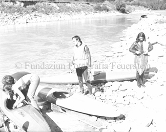 Vier Personen in Trockenanzügen bereiten Kanus am Inn vor