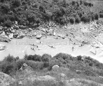 Gruppe von Kanufahrern auf dem Inn, Luftaufnahme