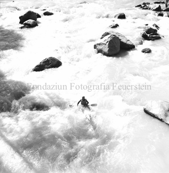 Kanufahrer in wildem Innwasser