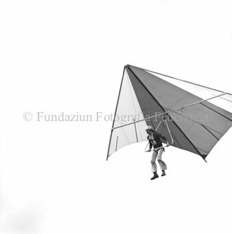 Hängegleiterflieger in der Luft