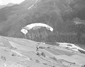 Gleitschirmflieger nach dem Start, Inn im Hintergrund