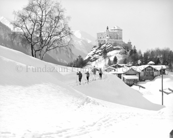 Vier Langläufer in Tarasp, Schloss im Hintergrund