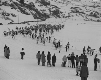 Langlaufrennen, Start mit grosser Gruppe und Zuschauern