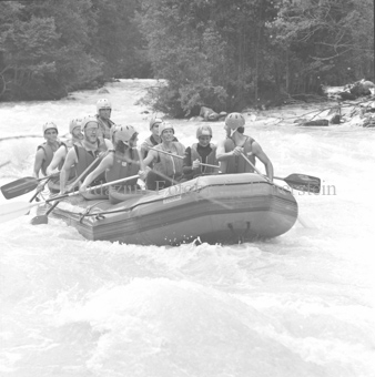 Gruppe in Schlauchboot auf dem Inn