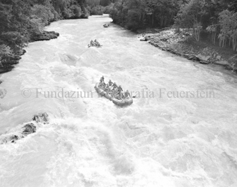 Drei Gruppen in Schlauchbooten auf dem Inn