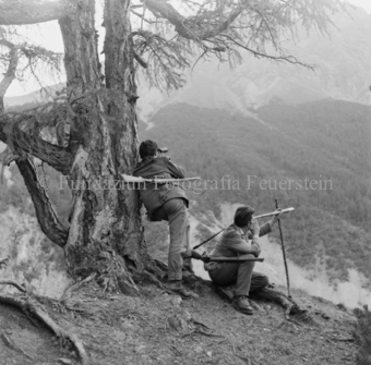 Männer mit Fernrohr und Gewehr