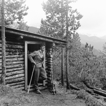 Mann in Holzhütte