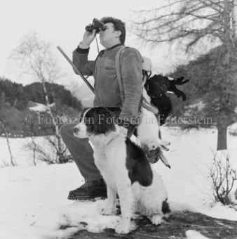 Mann mit Hund auf Jagd