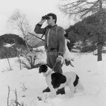 Mann mit Hund auf Jagd