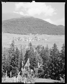 Am Hang gelegenes kleines Dorf, Unterengadin