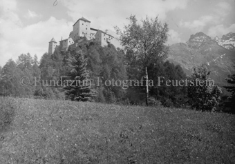 Schloss Tarasp auf bewaldetem Hügel
