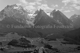Blick auf Berglandschaft und Tal über Schloss Tarasp