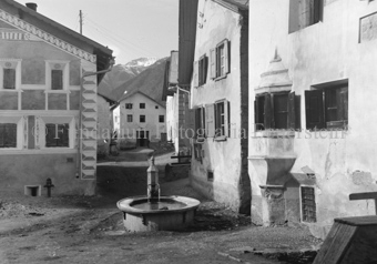Gasse mit Brunnen im Dorf