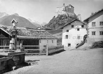 Platz mit Brunnen mit Blick auf Schloss Tarasp