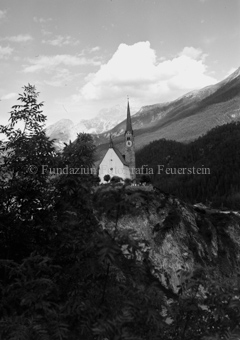 Kirche in Scuol über Inn