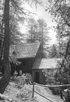 Zwei Personen vor Hütte beim Nationalpark