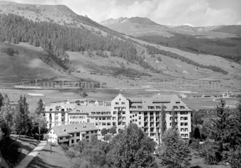 Hotel «Suisse» oder «Schweizerhof» vor Berglandschaft