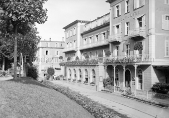 Strasse vor Hotels «Belvédère» und «da la Posta»