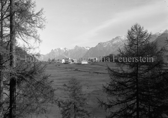 Blick auf Dorf Bos-cha von Guarda aus vor Berglandschaft