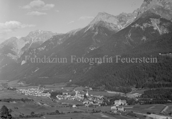 Blick ins Tal auf Dorf Scuol